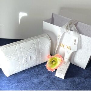 New Dior White Quilted CD logo
Cosmetic zipper Bag +Dior gift bag+ Dior cleanser